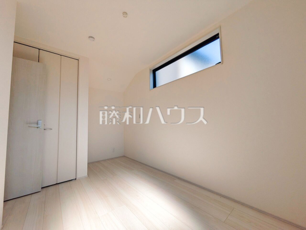 ≪2号棟　居室≫各部屋に収納も完備されるため、部屋もしっかり片付きそうですね♪【府中市若松町２丁目】