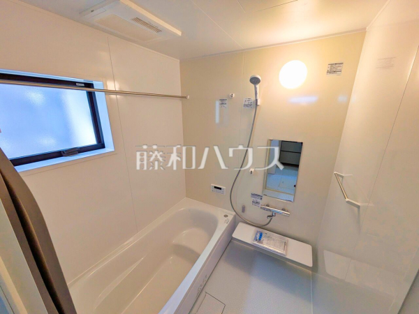 ≪2号棟　浴室≫白を基調とした清潔感あふれるバスルームです。　【府中市若松町２丁目】