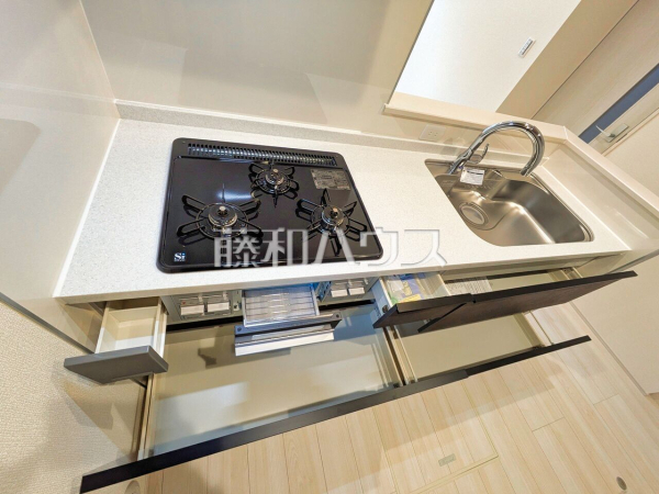 ≪2号棟　キッチン≫収納力豊富なシステムキッチン。床下収納も付いてキッチンスペースはいつでもスッキリ！　【府中市若松町２丁目】