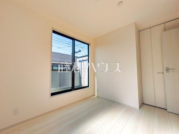 ≪2号棟　居室≫バルコニーへダイレクトに出られる居室には季節を感じられる嬉しい空間があります。　【府中市若松町２丁目】