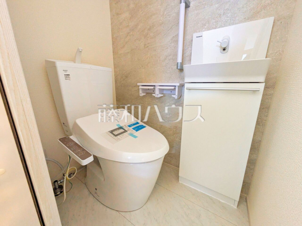 ≪2号棟　トイレ≫温水洗浄便機能付きトイレで清潔にご使用いただけます。　【府中市若松町２丁目】