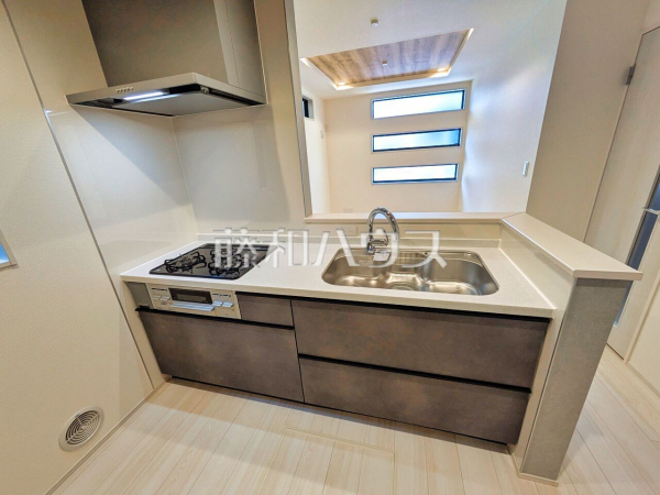 ≪2号棟　キッチン≫ご家族やお友達とのお食事やティータイムを楽しめる対面キッチン。お食事やお茶の準備をしながらでも、自然と会話の輪が広がります。　【府中市若松町２丁目】