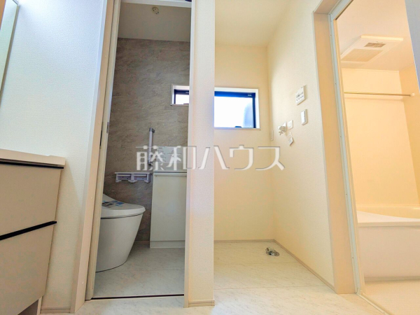 ≪2号棟　洗面所・浴室・トイレ≫家事動線を考え、水回りをまとめた間取りです。 　【府中市若松町２丁目】