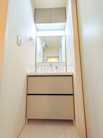 ≪2号棟　洗面所≫左右どちらからでも開閉できる便利な三面鏡洗面化粧台は、鏡裏には日常で使うものがたっぷり入ります。【府中市若松町２丁目】