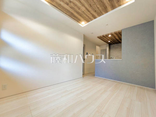 ≪2号棟　リビング≫対面キッチンを採用したリビングは明るく開放感を主として設計しました。【府中市若松町２丁目】