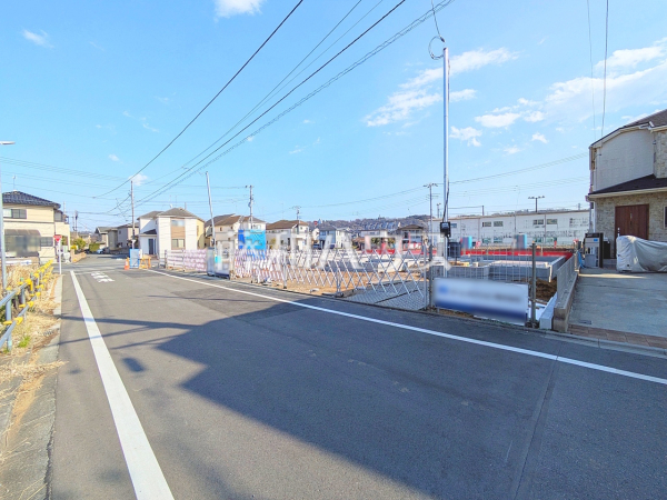 接道状況および現場風景　【日野市西平山３丁目】玄関や駐車場側になる 前面道路はゆとりの6m。車の出し入れも楽々です。