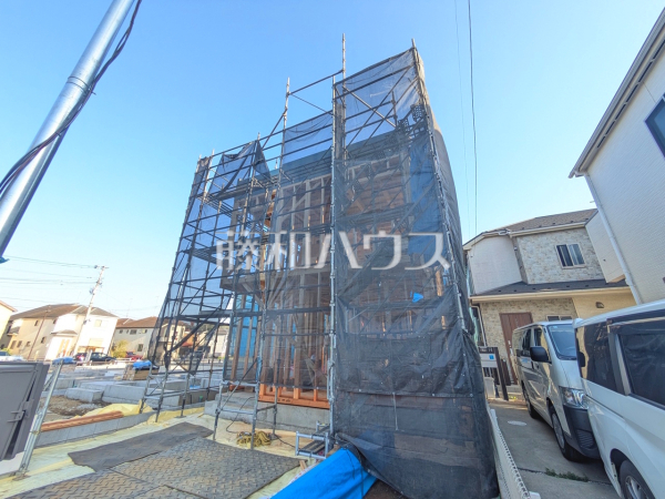 外観　【日野市西平山３丁目】
家族みんなの眩い笑顔、豊かな開口がもたらすこの場所は過ごす時を楽しむ時を紡ぐ場所、たくさんの笑顔があふれ心地よい時間が流れていくことでしょう。　