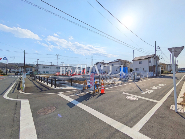 接道状況および現場風景　【日野市西平山３丁目】北側6ｍ、東側12ｍの公道で、全体としての見通しがよく、すれ違いや車を出し入れする際も安心です。