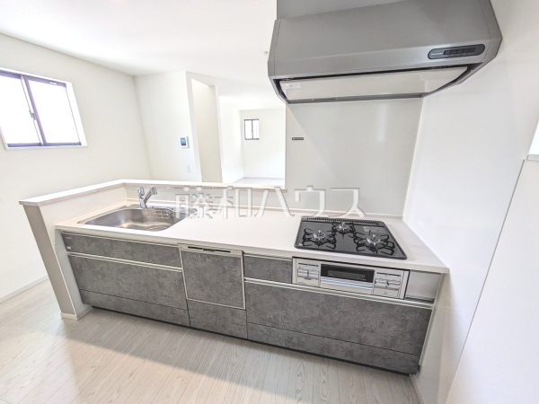 使いやすくスタイリッシュなシステムキッチンには、毎日お使いになる方の視点が存分に活かされています。　2号棟　キッチン　【福岡市西区小戸１丁目】