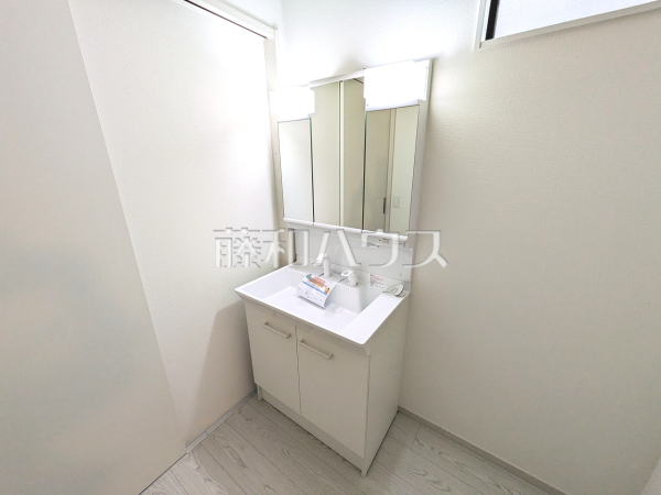 十分な大きさの洗面台は、身だしなみチェックや歯磨きなど、朝の慌ただしい時間でも余裕とゆとりを感じて頂けます。2号棟　洗面室　【福岡市西区小戸１丁目】