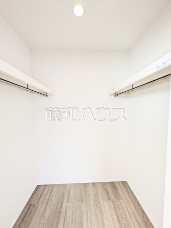 C号棟　ウォークインクローゼット　【読谷村字上地】　ウォークインクローゼットは、お洋服等がたくさん収納できて便利です。