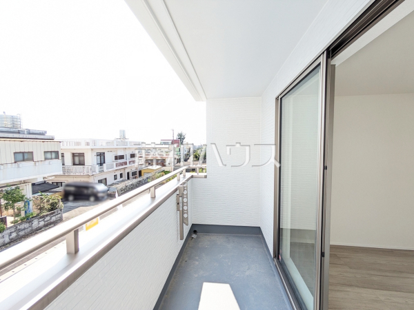 C号棟　バルコニー　【読谷村字上地】　 南向きのバルコニーは日差しもたっぷり注ぎ、お洗濯物もよく乾きます。 