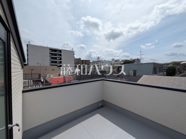 南向きのルーフバルコニーは日差しもたっぷり注ぎ、お洗濯物もよく乾きます。　【練馬区栄町】