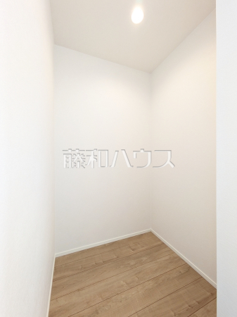 ウォークインクローゼットがあるので、お洋服等がたくさん収納できて便利です。　【練馬区栄町】