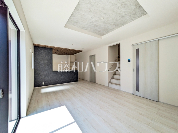 リビング　【小平市学園西町３丁目】