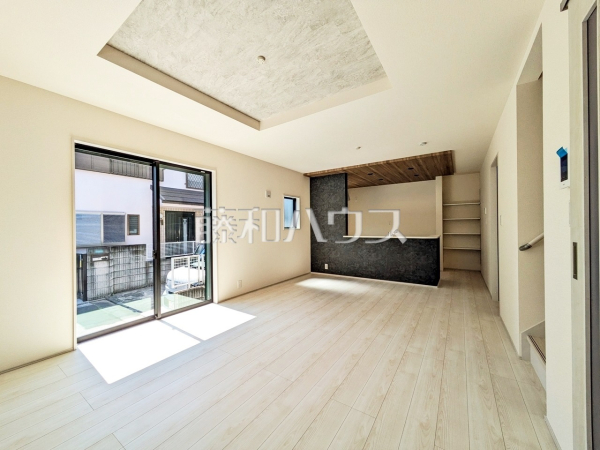 リビング　【小平市学園西町３丁目】