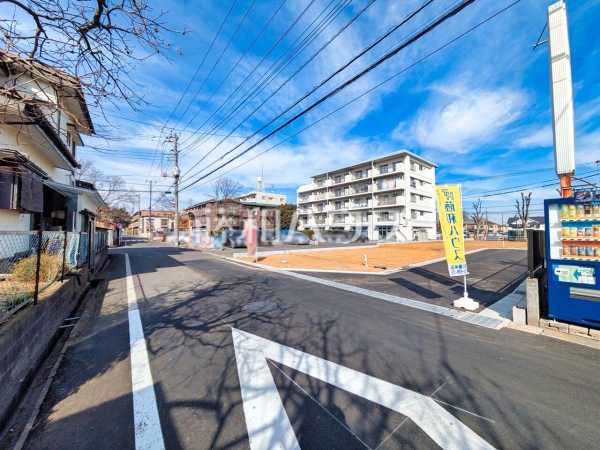 接道状況および現場風景　【東久留米市前沢５丁目】 見学はしたいけど、なかなか時間が取れない・・・そんな方に出勤前や仕事終わりにマイホームを見学できるサポートをいたします。 