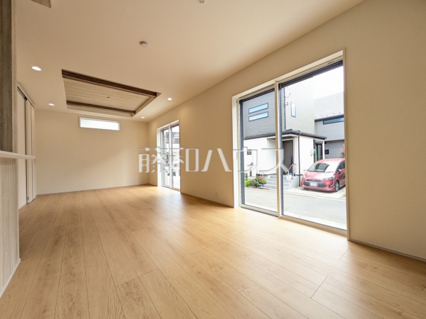 リビング　【練馬区南大泉３丁目】