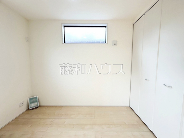 1号棟　居室　【所沢市大字下安松】各居室にはクローゼットを完備し、家具を置くスペースが確保しやすい設計がされております。　