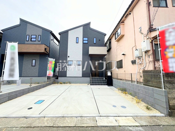 1号棟　カースペース　【所沢市大字下安松】間口も十分な幅があり、大きめの車（車種による）でもラクラク駐車していただけます。　