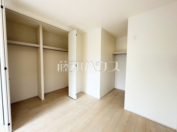 1号棟　居室　【所沢市大字下安松】各居室にクローゼットを設けました。ご家族それぞれの荷物をたっぷり収納できるため便利ですね。