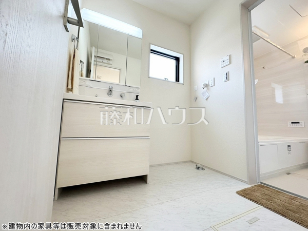 1号棟　洗面室　【所沢市大字下安松】洗面室は、急いでいる朝でも二人で使える広さになっております。　