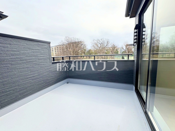 1号棟　バルコニー　【所沢市大字下安松】居室から直接バルコニーへ出られる為、晴れた日は布団を干すことができます。