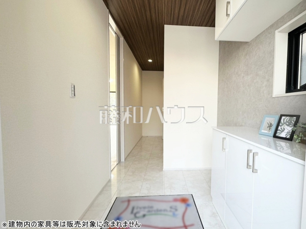 1号棟　玄関ホール　【所沢市大字下安松】自然光を取り入れ明るい空間になるよう設計された玄関です。　