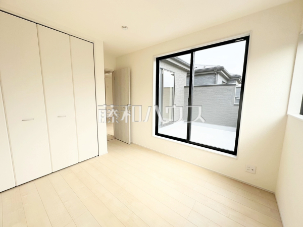 1号棟　居室　【所沢市大字下安松】バルコニーに面しており、明るく開放的となっております。　
