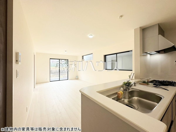 2号棟　リビング　【所沢市大字下安松】たっぷりの日差しや心地良い風が入る、広々としたリビングが魅力　