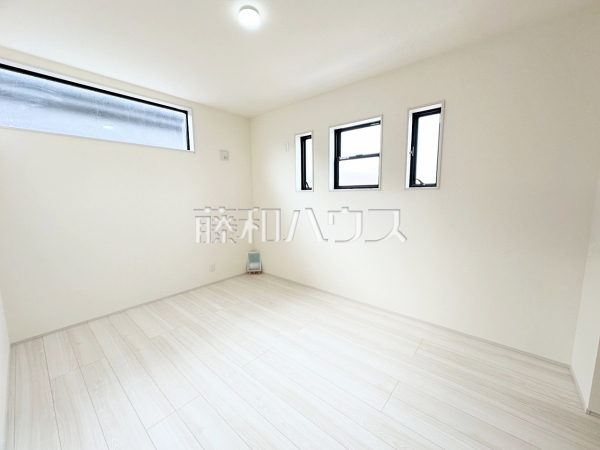 2号棟　居室　【所沢市大字下安松】2面採光で明るく風通しの良いお部屋　
