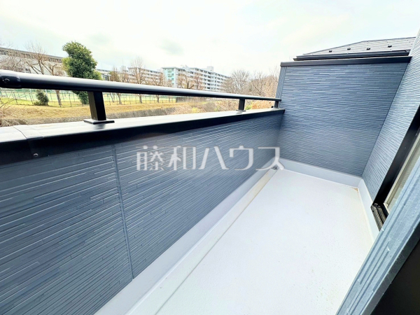2号棟　バルコニー　【所沢市大字下安松】居室から直接バルコニーへ出られる為、晴れた日は布団を干すことができます。