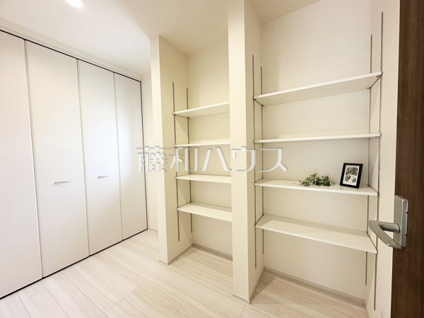 2号棟　パントリー、収納　【所沢市大字下安松】大型パントリーを設けましたので、食品庫としてだけでなく、使用頻度の少ない食器類なども収納できます。　