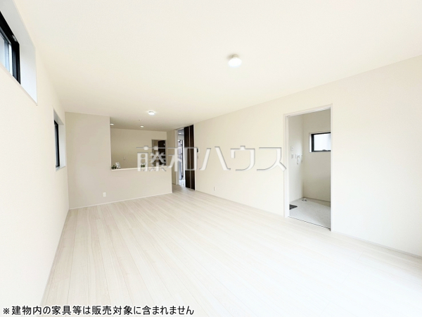 2号棟　リビング　【所沢市大字下安松】約18帖のゆったりリビング。家族でテーブルを囲む素敵な時間をお愉しみ下さい。　