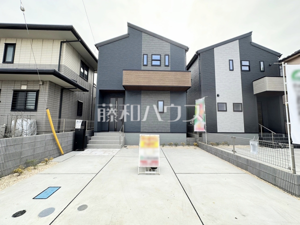 2号棟　カースペース　【所沢市大字下安松】間口も十分な幅があり、大きめの車（車種による）でもラクラク駐車していただけます。　