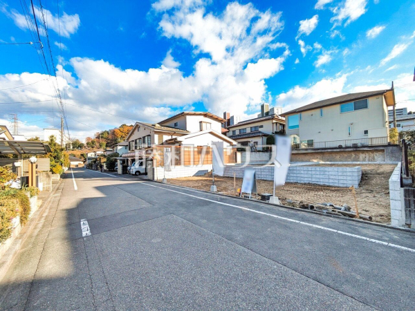 ■接道状況および現場風景■　【八王子市鹿島】
前面道路幅も６mあるので、全体としての見通しがよく、すれ違いや車を出し入れする際も安心です。