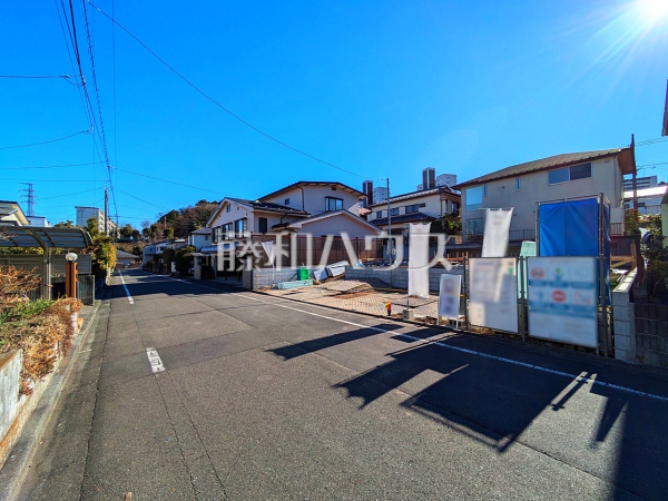 ■接道状況および現場風景■　【八王子市鹿島】
これから宅地造成の工事に着工していきます。　