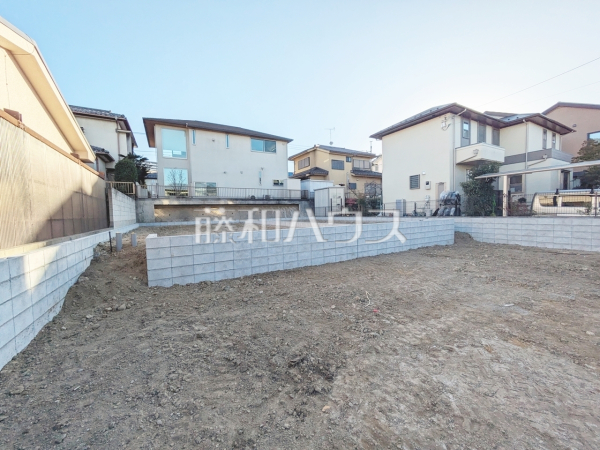 ■外観■　【八王子市鹿島】
造成が完了したばかりの全2区画！これから夢の新邸がここに建ちます。
まだまだ建築中ですが、ぜひ現地をご覧になりませんか？基礎・上棟の状態は建築中にしかご覧になれません！　
