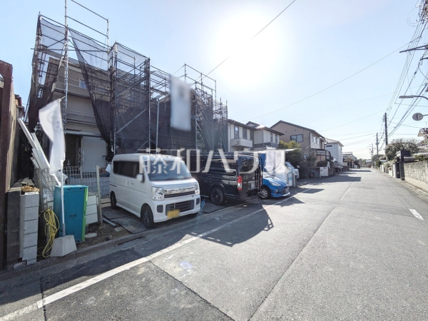 ■接道状況および現場風景■
家族みんなの眩い笑顔、豊かな開口がもたらすこの場所は過ごす時を楽しむ時を紡ぐ場所、たくさんの笑顔があふれ心地よい時間が流れていくことでしょう。