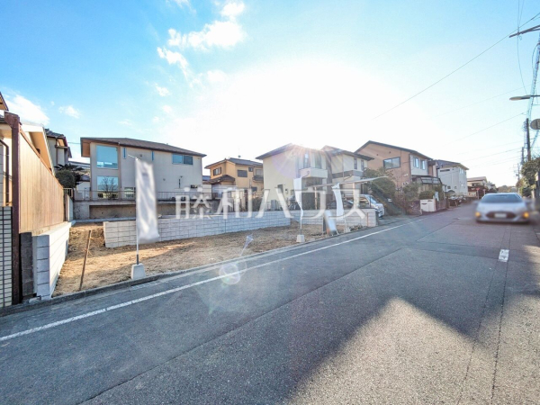 ■接道状況および現場風景■　【八王子市鹿島】
一戸建ての多いエリアのため、静かで落ち着いた雰囲気の街並みです。