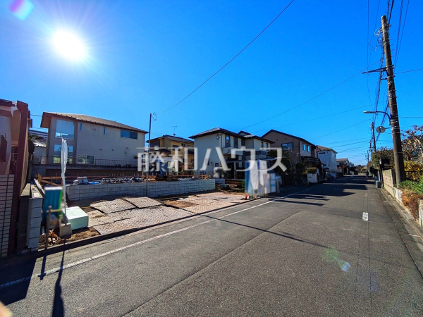 ■接道状況および現場風景■　【八王子市鹿島】
建物のプレゼンをさせて頂きますので、実際の完成イメージを思い描いて頂くことができます。お気軽にお問合せを。　