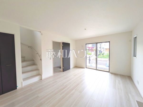 1号棟　リビング　【八王子市鹿島】
リビングイン階段によりいつも家族を身近に感じられます。「行ってきます」「お帰りなさい」を感じ、コミュニケーションの取れる空間となりそうです。　