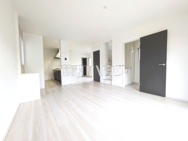 1号棟　リビング　【八王子市鹿島】
約18.7帖のゆったりリビング。家族でテーブルを囲む素敵な時間をお愉しみ下さい。　