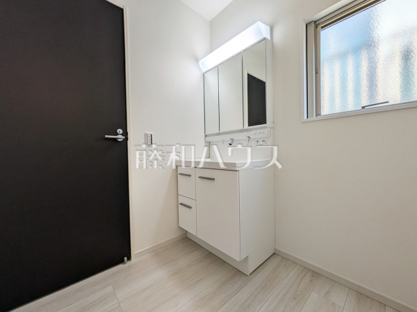 2号棟　洗面室　【八王子市鹿島】
洗面ボウルは広々平らな底面なので付け置き洗い等できます。深さがあるので水も飛び散らず使い勝手便利です。　