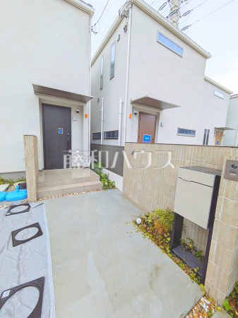 E号棟　玄関　【調布市入間町１丁目】