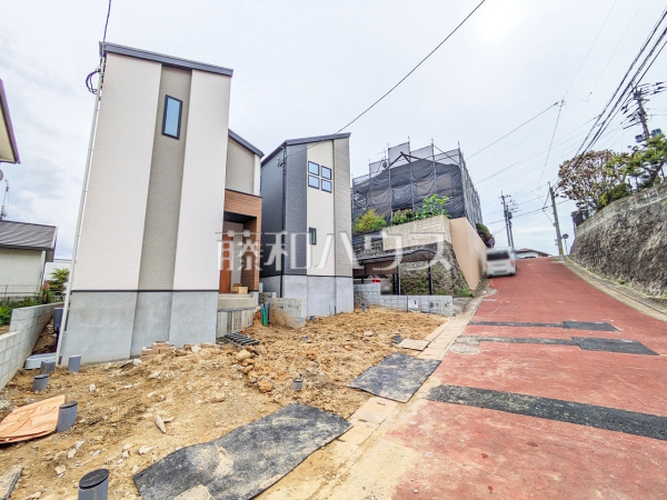 接道状況および現場風景　【福岡市南区寺塚２丁目】
お住まい探しは、家の良し悪しだけでなく周辺環境も重要なポイントです。ぜひ一度お客様の目でご覧ください。　