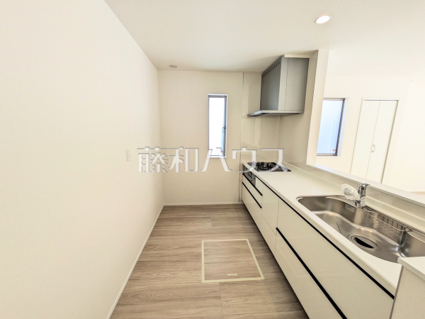 C号棟　キッチン　【沖縄市知花１丁目】