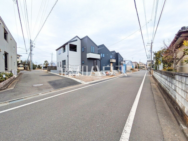 接道状況および現場風景　【東村山市秋津町２丁目】 ここに住む方を想像して、着々と建築しております！ 