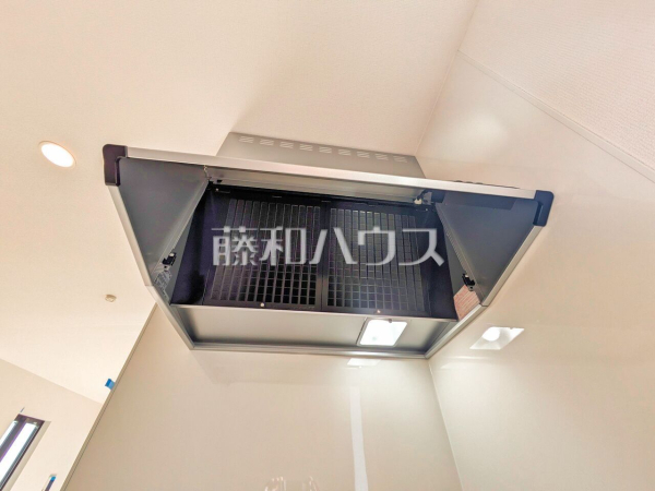 お手入れのしやすいレンジフードは見た目もスッキリしていて、料理時の油煙やニオイを効率的に外に出せます。　B号棟　キッチン　【西東京市西原町５丁目】