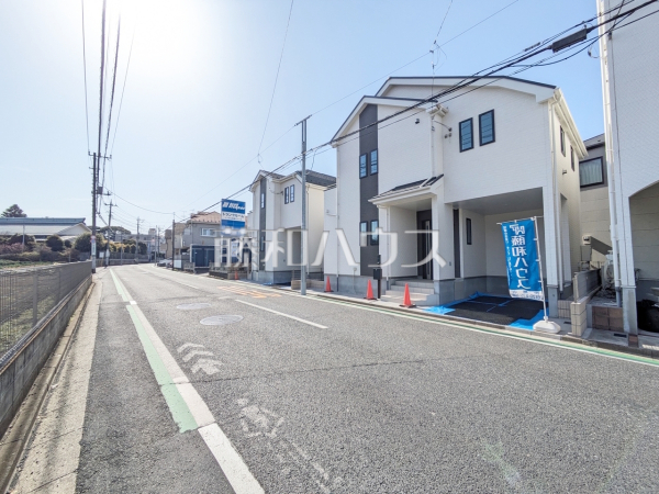 前面道路7.28mなので、運転が少し苦手な方でも運転・駐車がしやすそうですね。接道状況および現場風景　【西東京市西原町５丁目】
